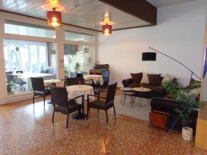 圣彼得罗-泰尔梅堡帕克酒店的客厅配有沙发和桌椅