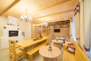 符拉迪沃斯托克IZBA旅舍 的一间带桌椅的用餐室和一个酒窖