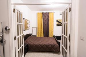 巴里Metropolitan b&b的一间小卧室,配有床和黄色窗帘
