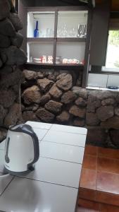 安加罗阿Cabañas Matavai的厨房里地板上的烤面包机