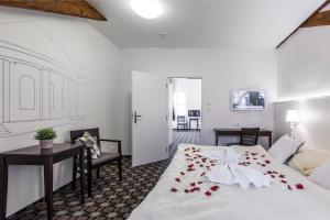 瓦尔季采塞雷特酒店的一间卧室,床上有玫瑰花床