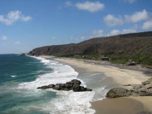 马祖特Posada Nautica的享有岩石海滩和大海的景色