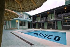 Mas Basico Hotel内部或周边的泳池