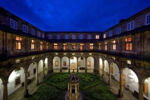 圣地亚哥－德孔波斯特拉圣地亚哥-天主教皇旅馆的享有带花园的大楼的内部景致