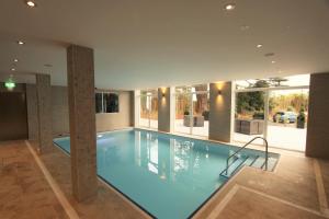 托基Belgrave Sands Hotel & Spa的一座带游泳池的大楼内的大型游泳池