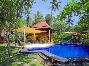 甘地达萨库拉库拉别墅的度假村内带游泳池的别墅