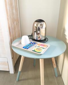 莱萨布勒-多洛讷Estrella的茶壶和杂志的桌子