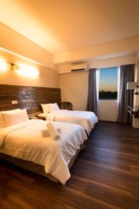 关丹曼杜拉酒店的酒店客房设有两张床和窗户。