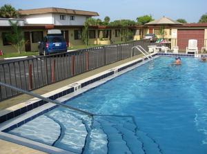 代托纳海滩大西洋经济酒店的水中人的大型游泳池