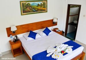 蓝梦岛蓝梦岛吉尔民宿的卧室配有一张蓝色色调的大型白色床。