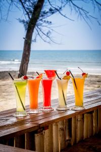 关丹曼杜拉酒店的一组不同的彩色眼镜坐在海滩的桌子上