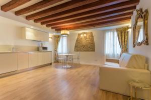 威尼斯Home Venice Apartments-Rialto 1 - 2 - 3的客厅配有沙发和桌子