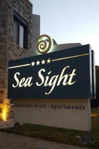 拉夫蒂港Sea Sight Boutique Hotel的第六家门诊公寓的标志