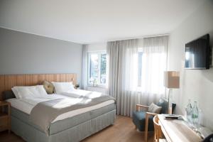 Randerath恒森公寓的酒店客房设有床和窗户。