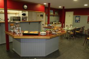 尚布雷莱图尔南图尔法斯特酒店的厨房配有带食物的柜台