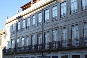 波尔图Oporto Old In New的建筑上有很多窗户