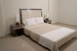 利马Casa del Inka Perú的一间卧室配有一张带2个床头柜的大床
