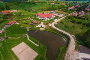 DywityWilla Warmińska的享有一座带湖泊和房屋的豪宅的空中景致