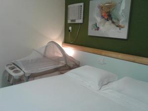 维多利亚Apart Quartier Latin Hotel的一间医院间,配有床和镜子
