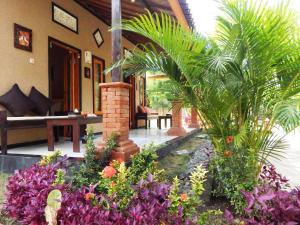 班尤温当尤达曼加冈民宿的一座带花卉庭院的房子