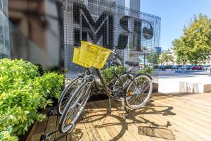 塞图巴尔RM The Experience - Small Portuguese Hotels的停在大楼前的一辆装有黄色篮子的自行车