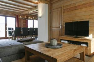 斯塔沃洛Val du Roannay的带沙发和电视的客厅
