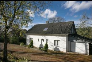 斯塔沃洛Val du Roannay的黑色屋顶的白色房子