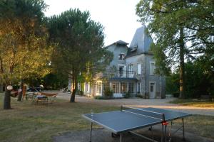 Villers-les-OrmesDomaine de Treuillaud的房屋前的乒乓球桌