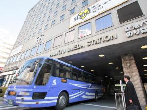 大阪大阪新阪急酒店的停在大楼前的一辆蓝色巴士