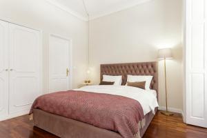 波尔图Chateau Belomonte的白色卧室配有一张带红色毯子的大床