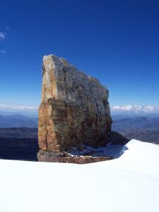 El CocuyHotel San Gabriel的山顶上的大岩石