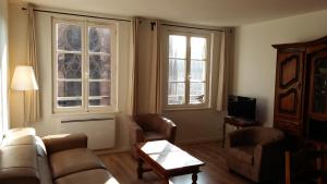 斯特拉斯堡Les appartements Place de la Cathédrale的带沙发和2扇窗户的客厅