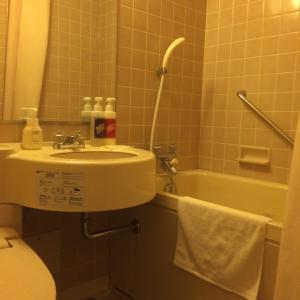 郡山郡山皇冠山酒店的浴室配有盥洗盆、卫生间和浴缸。