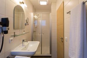 艾恩灵Landhotel Grätz的一间带水槽和淋浴的浴室