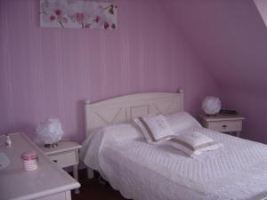 塞内泰梅泽德尚布赫酒店的一间卧室配有白色床和2个床头柜