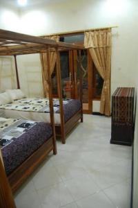 姆杜克阿迪亚芒杜克民宿的一间卧室配有两张双层床。