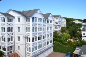 萨斯尼茨Villa Seeblick - Apartment 408的享有白色建筑空中景色,设有阳台