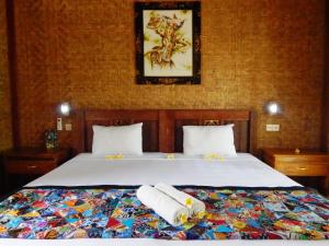 班尤温当托克孟赞甘酒店的一间卧室配有带毛巾的床