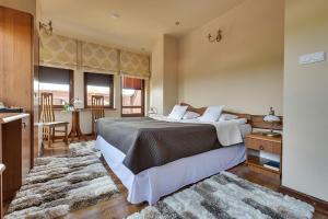 Wolbrom卡兹玛克里多卡酒店的一间卧室配有一张带地毯的大床