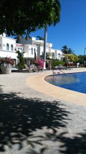阿卡普尔科Mayan Vidanta Villas GOLF a 800 mt de la playa的一座大建筑前的游泳池