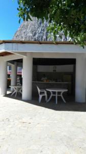 阿卡普尔科Mayan Vidanta Villas GOLF a 800 mt de la playa的白色的亭子,里面设有野餐桌