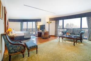 迪拜柏迪拜怡东大酒店的酒店客房设有床和客厅。
