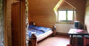 MengusovceZrub Benango的小木屋内一间卧室,配有一张床
