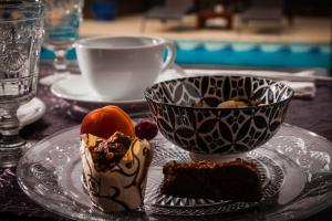 阿格德角贝日里卡普酒店的一块蛋糕和一杯咖啡的盘子