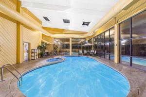 布兰森布兰森贝蒙特旅馆套房酒店-中央大街的一座位于酒店客房内的大型室内游泳池