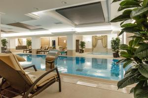 上维谢乌加布里埃拉酒店的酒店大堂的大型游泳池