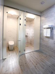 阴城江顺酒店 改为 巨星酒店的一间带卫生间和玻璃淋浴间的浴室