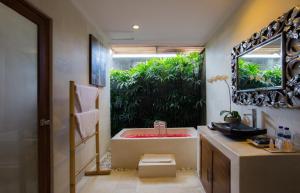 塞米亚克Sandi Agung Villa的带浴缸、水槽和镜子的浴室