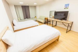 仁川机场伊加拉克公寓酒店客房内的一张或多张床位