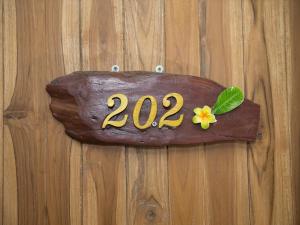 金湖镇柚木的家的木墙上带有号码的木标